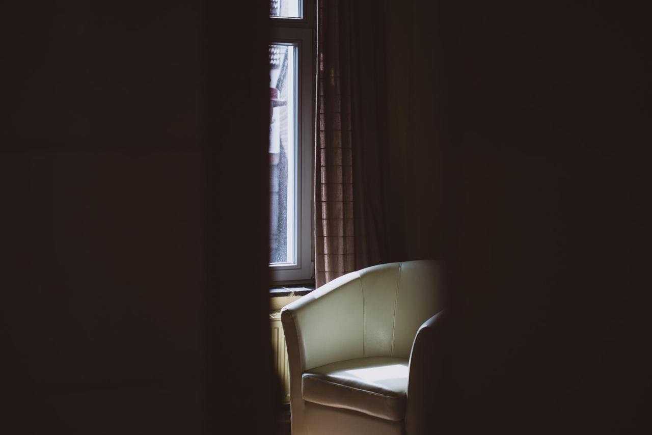 Poeziehotel Surplace - 15 Min Van Pairi Daiza & Industriezone Ghislenghien Bever Εξωτερικό φωτογραφία